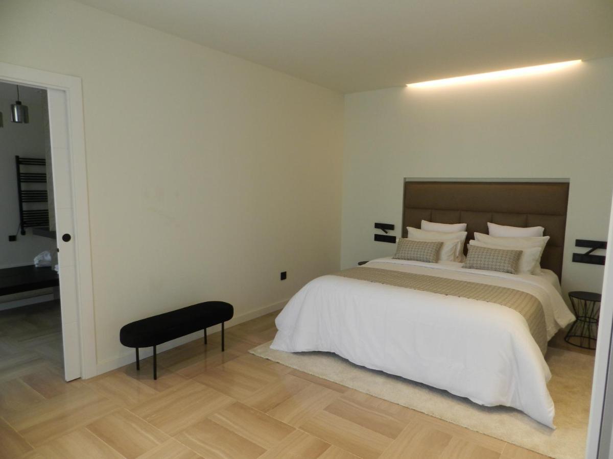 Hotel Manel Martorell Bagian luar foto