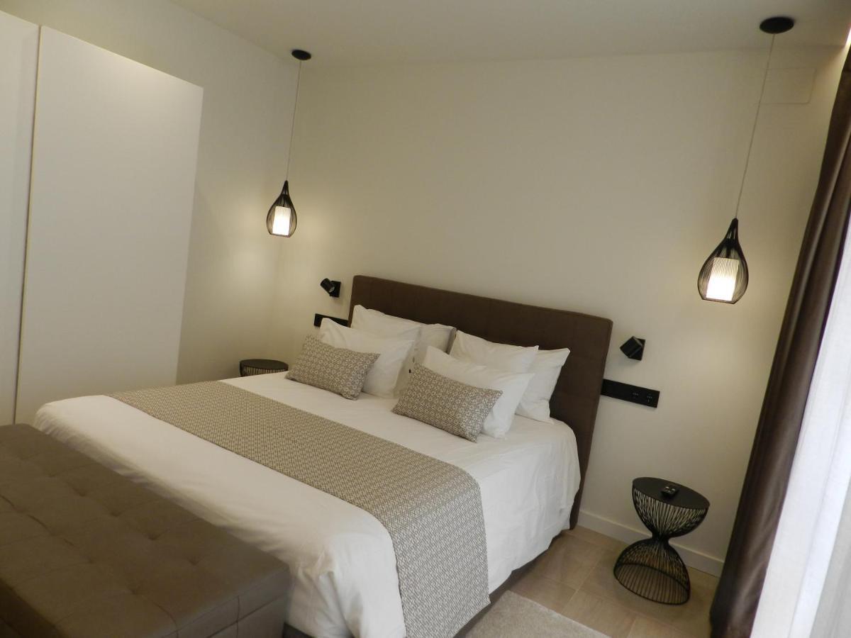 Hotel Manel Martorell Bagian luar foto