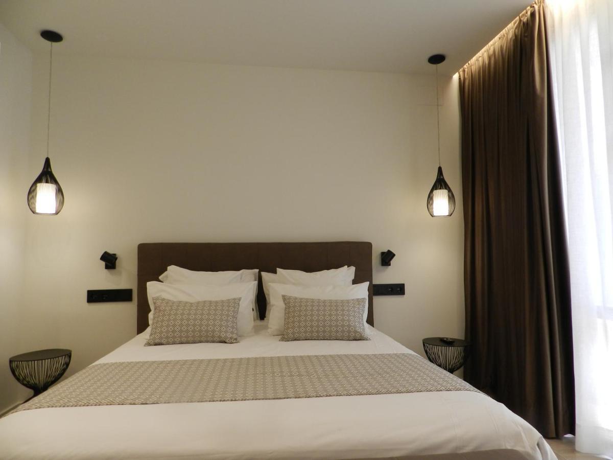 Hotel Manel Martorell Bagian luar foto