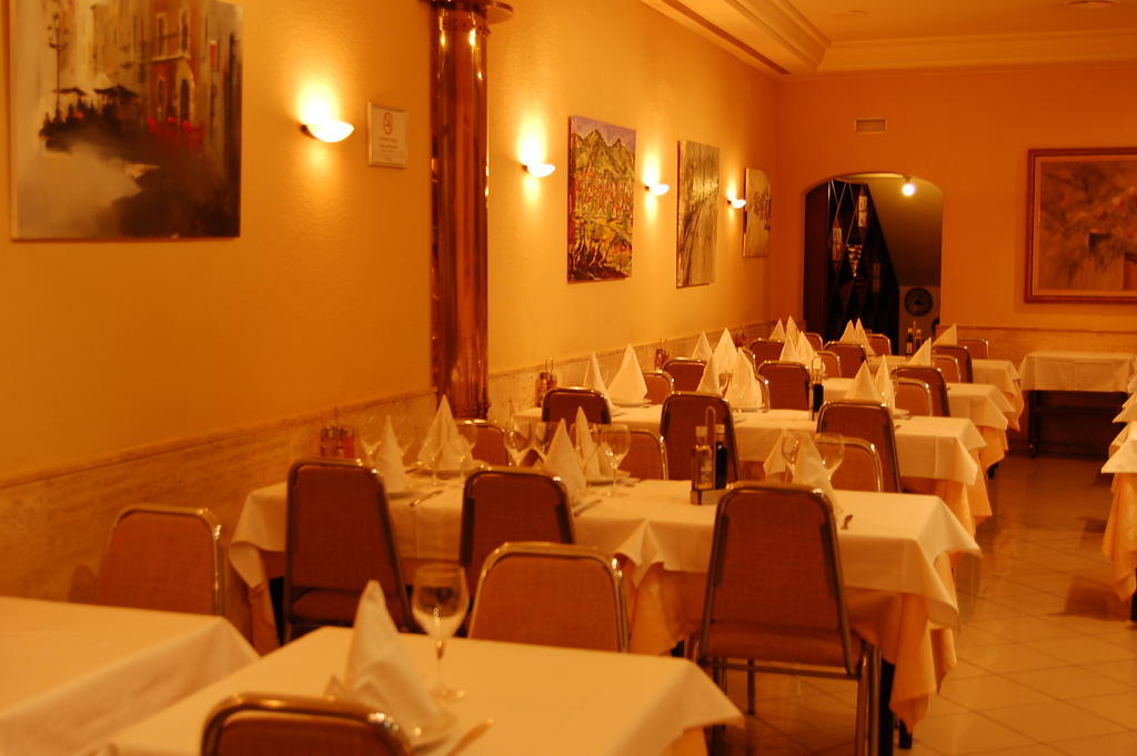 Hotel Manel Martorell Bagian luar foto
