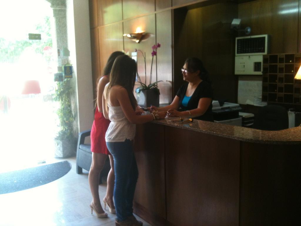 Hotel Manel Martorell Bagian luar foto