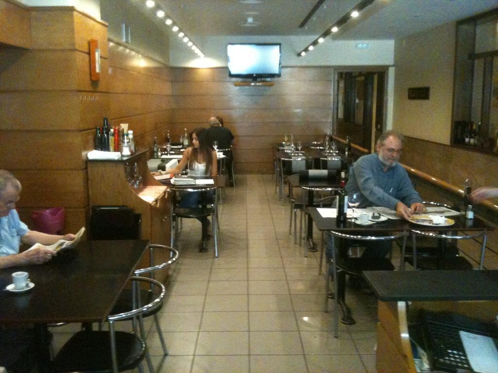 Hotel Manel Martorell Bagian luar foto